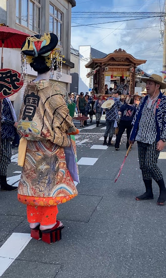 花魁は特に大変です　炎天下の中、練り歩く若者達
